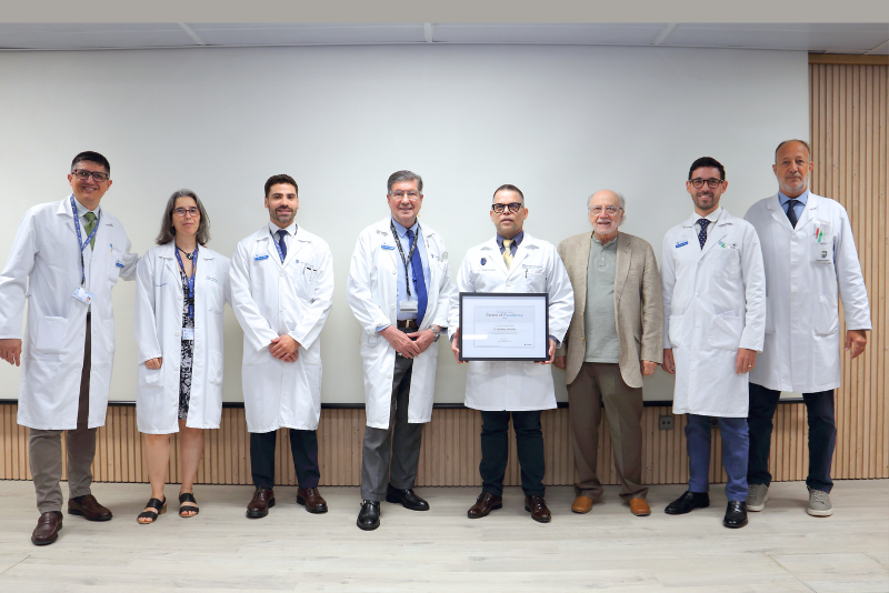 El Dr. Josvany Sánchez Curbelo, sots director d'Andrologia de la Fundació Puigvert, rep el Certificat d’Excel·lència Europeu per la seva trajectòria en l’implant de pròtesis de penis