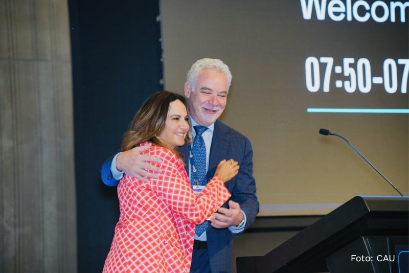 Cerimònia Inaugural del congrés CAU Perú 2026_ Anna Bujons com a presidenta de la SIUP amb Hamilton Zampolli, secretari general de la CAU